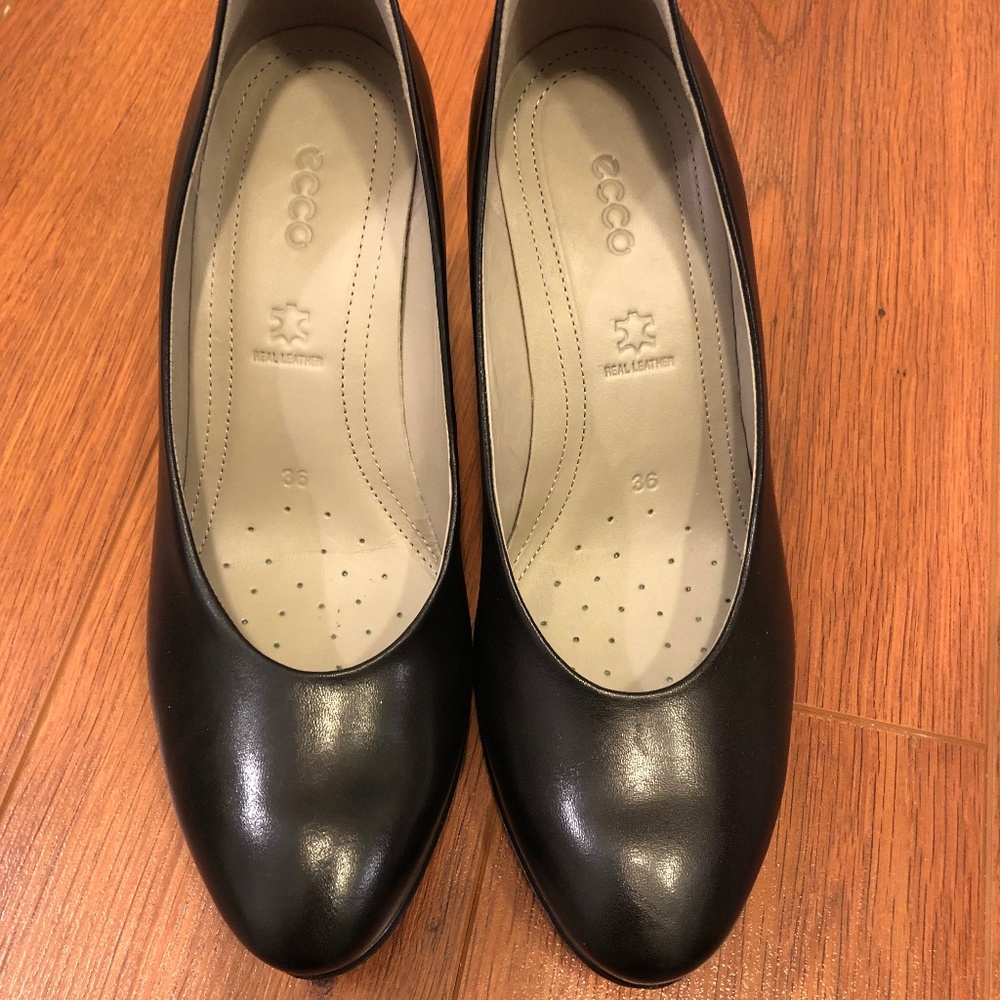 Black Ecco pumps
